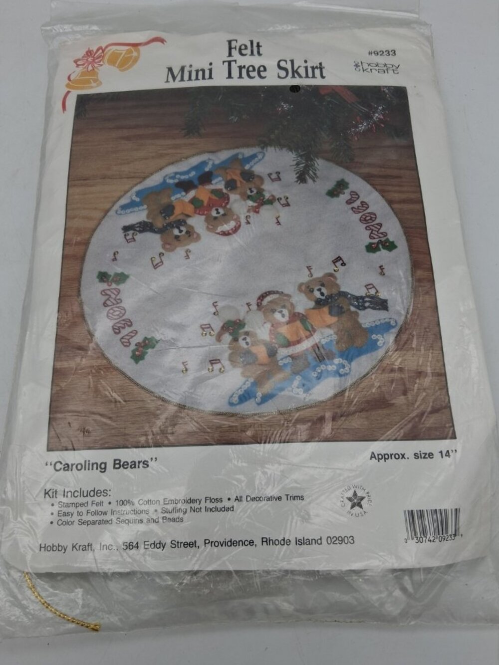 Hobby Kraft Caroling Bears 14" Mini Tree Skirt Felt Embroidery Kit #9233 New